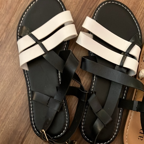 ⭐️⭐️BUNDLE of assorted sandals - Picture 4 of 7